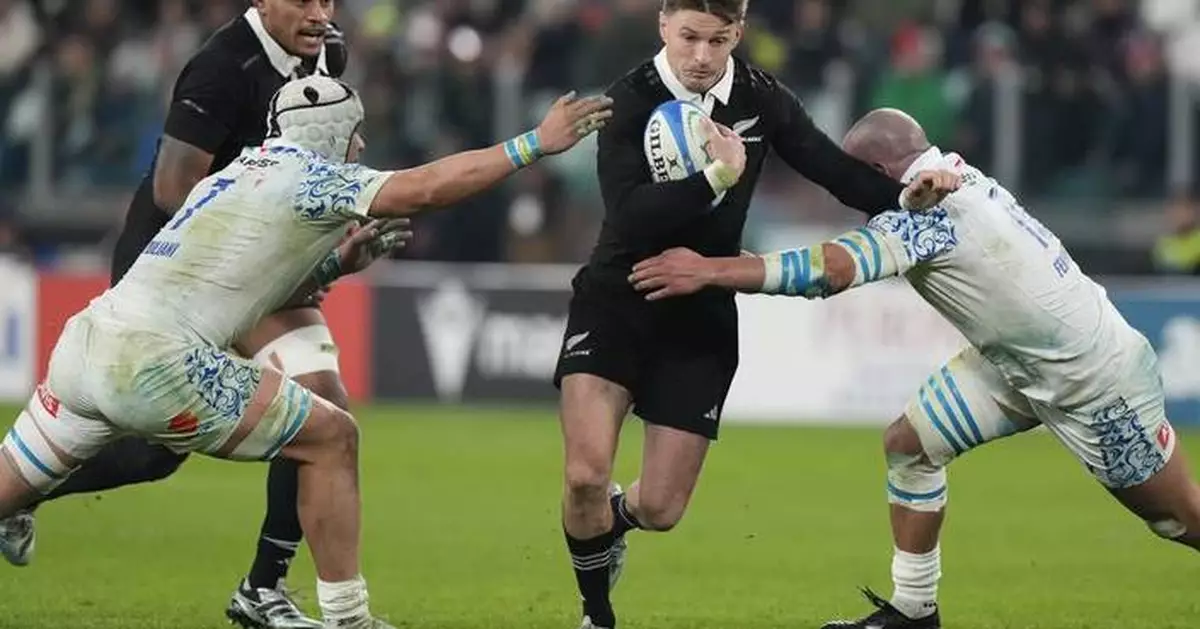 Blues lose Barrett, struggle to keep up in high-scoring Super Rugby