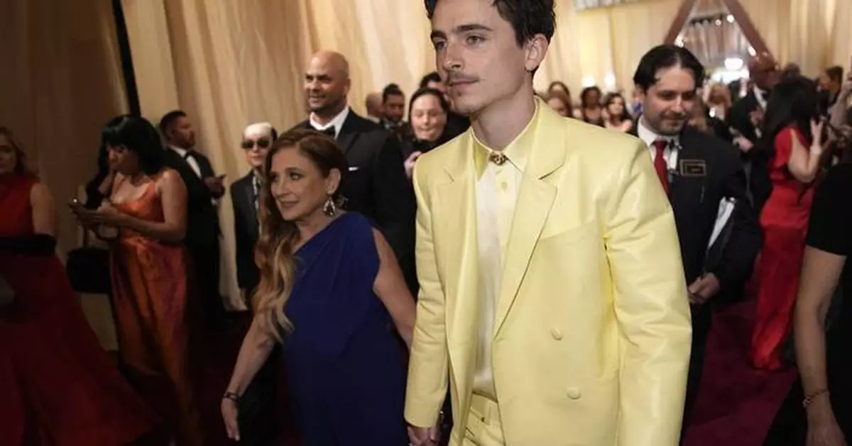 Oscars photos: See reunions, props and more candid moments from the red carpet