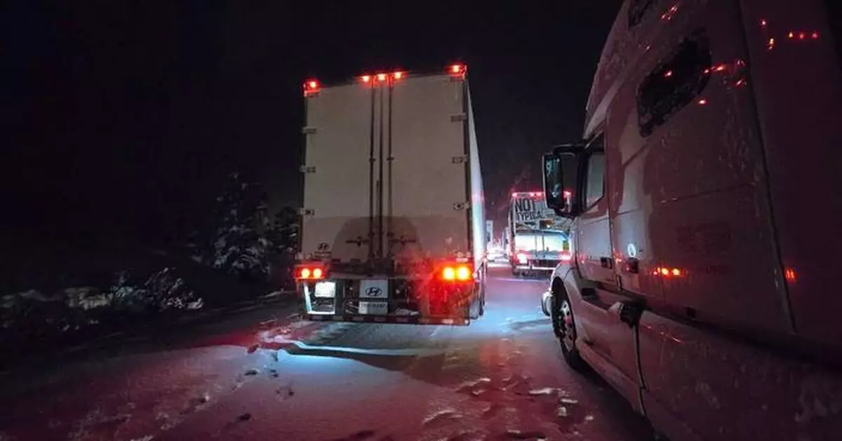Storm dumps heavy snow on northern Arizona, gridlocking Interstate 40