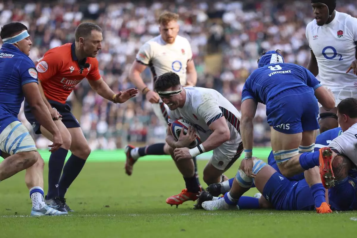 England's Tom Curry dives over the line to score a try during the Six Nations rugby match between England and Italy at Twickenham stadium in London, Sunday, March 9, 2025. (AP Photo/Ian Walton)