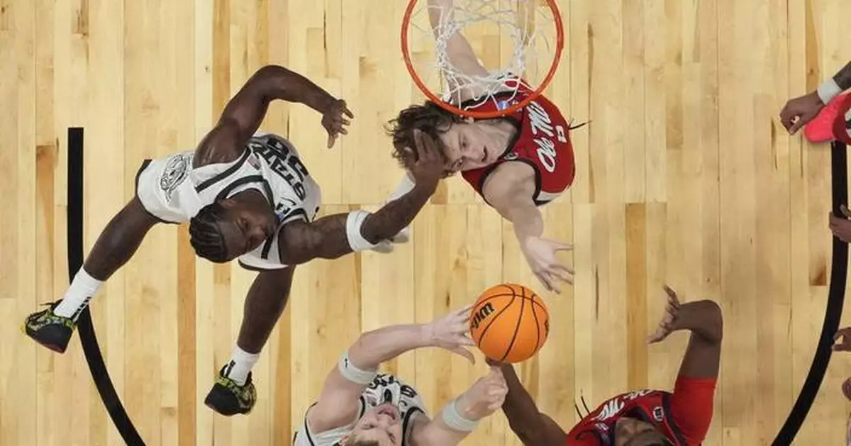 Coen Carr gets 1st career start for Michigan State in homecoming at Sweet 16