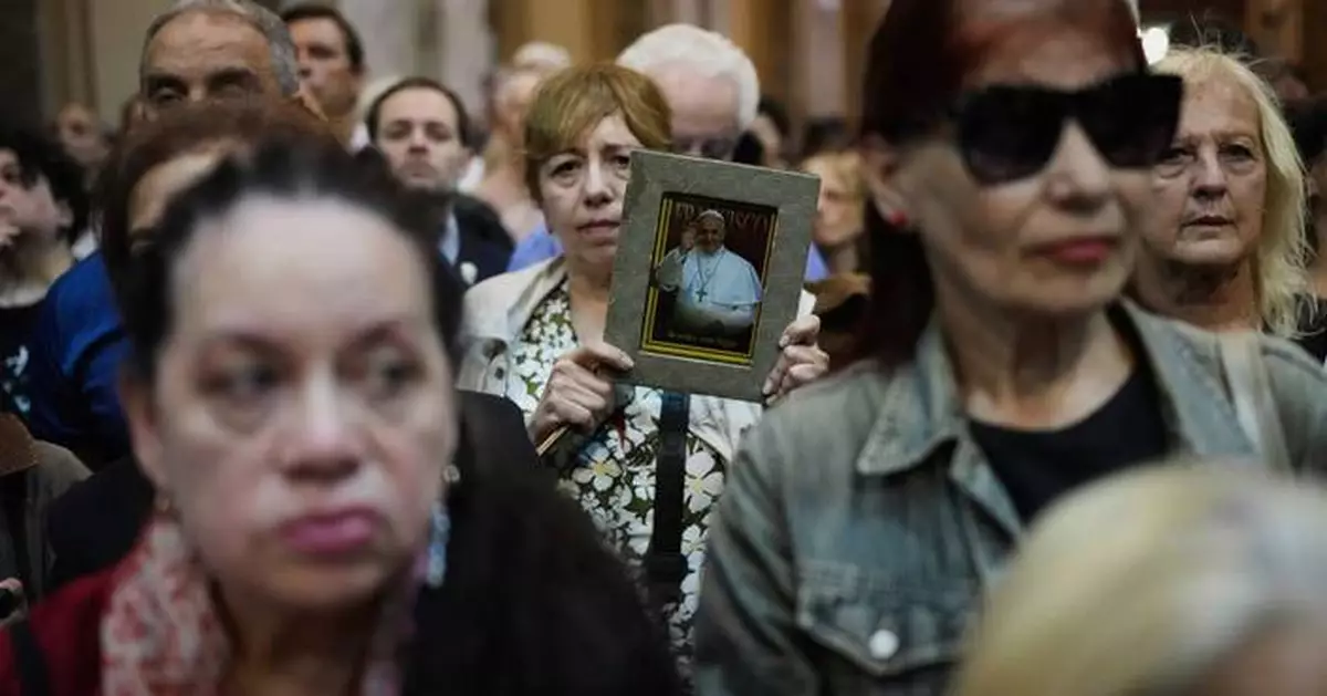 PHOTO COLLECTION: Argentina reacts to Pope Francis' death