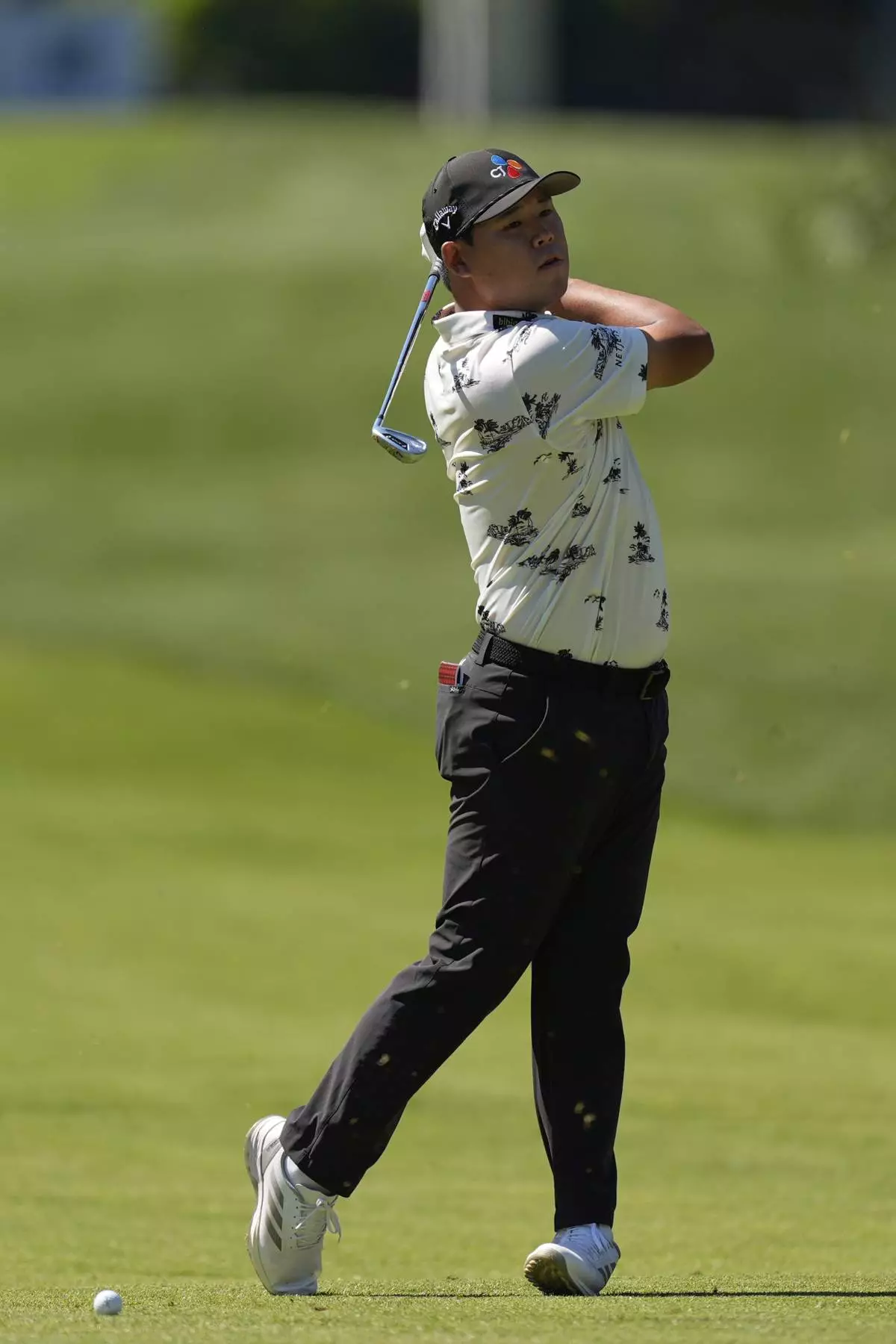 Si Woo Kim practices before taking a shot on the eighth hole during the first round of the RBC Heritage golf tournament, Thursday, April 17, 2025, in Hilton Head Island, S.C. (AP Photo/Mike Stewart)