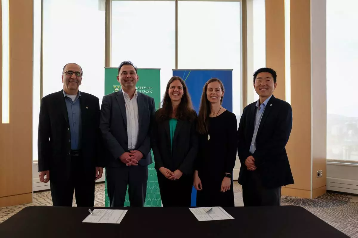 USask and Westinghouse sign collaboration agreement (from left): Jafar Soltan, Associate Dean Research and Partnerships & Professor, Chemical and Biological Engineering, USask; Michael Bradley, Dean of the USask College of Engineering; Leah Crider, Westinghouse Vice President of eVinci Commercial Operations; Agata Leszkiewicz, eVinci Business Development Lead, Westinghouse Canada; and Mike Valore, Westinghouse Senior Director, Advanced Reactor Commercialization.