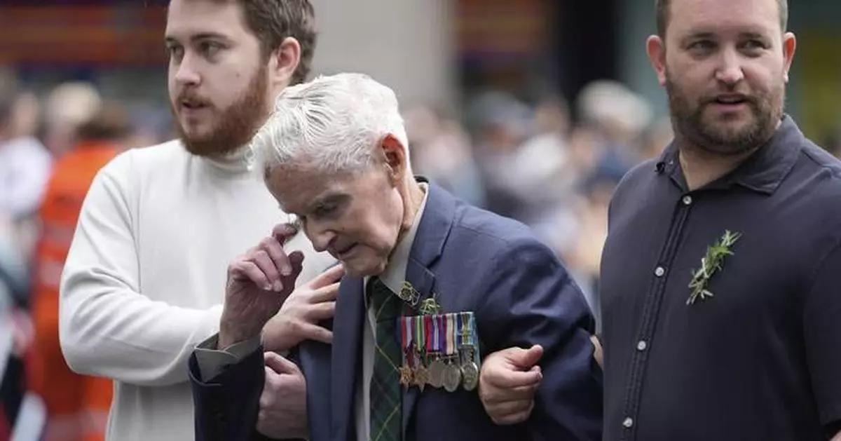 Australians and New Zealanders commemorate war dead on Anzac Day