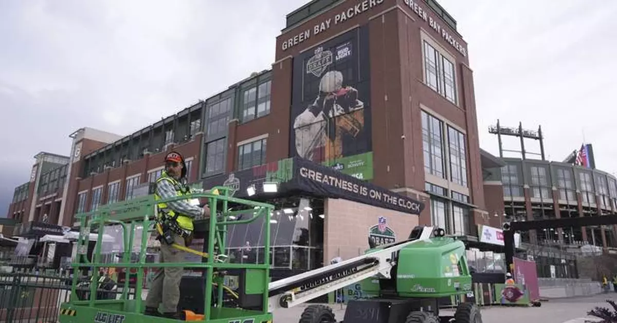 No snow in Green Bay but thunderstorms delayed NFL draft activities