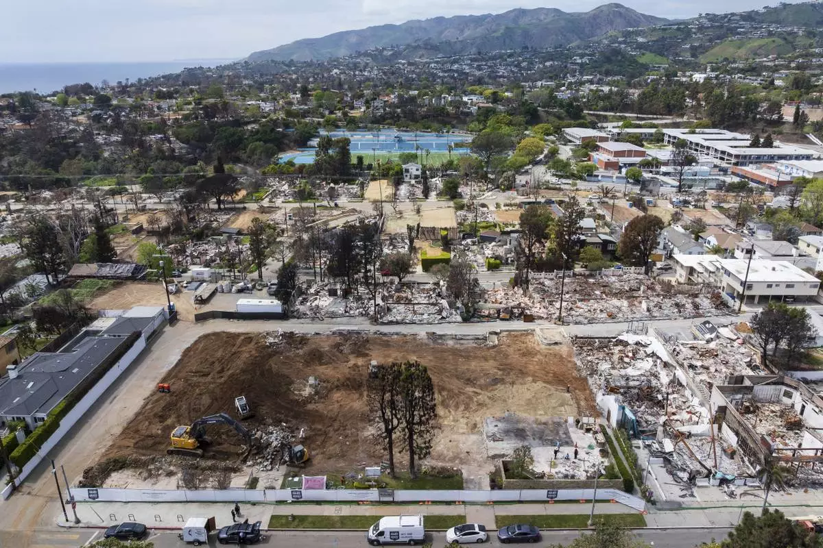 The land, center, where Community United Methodist Church of the Pacific Palisades once stood, Friday, April 18, 2025, in the Pacific Palisades area of Los Angeles. (AP Photo/William Liang)