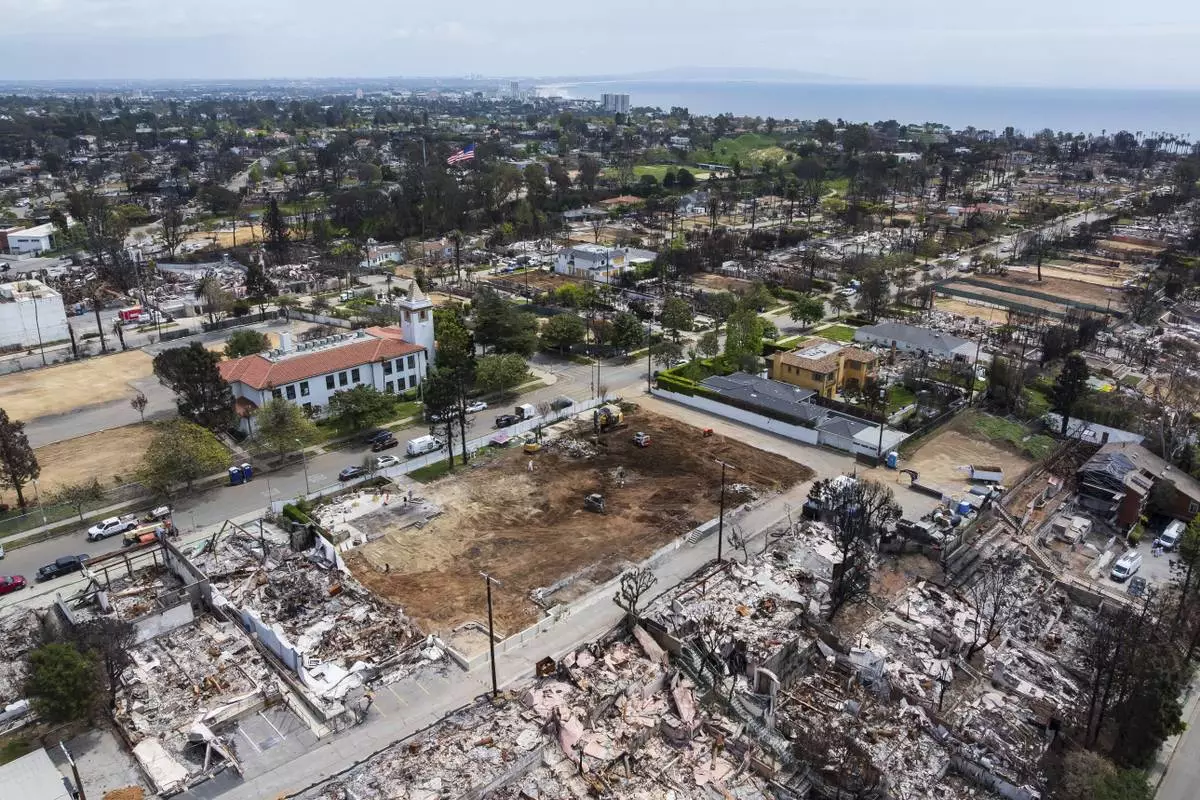 The land, center, where Community United Methodist Church of the Pacific Palisades once stood, Friday, April 18, 2025, in the Pacific Palisades area of Los Angeles. (AP Photo/William Liang)
