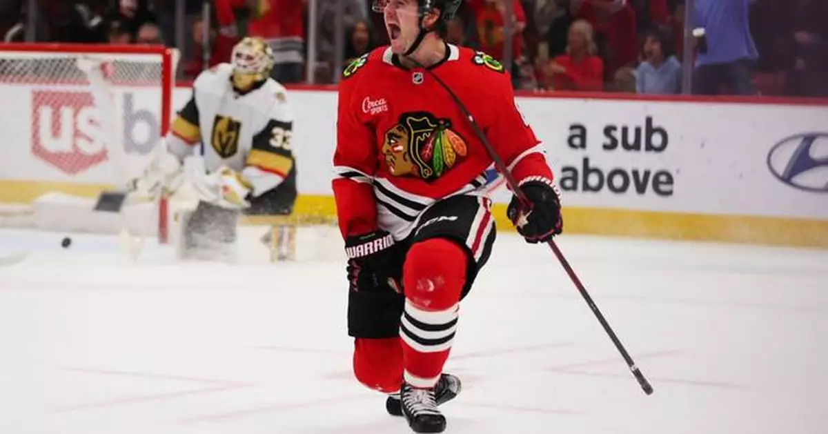 Blackhawks score 4 3rd-period goals for 5-2 win over Bruins