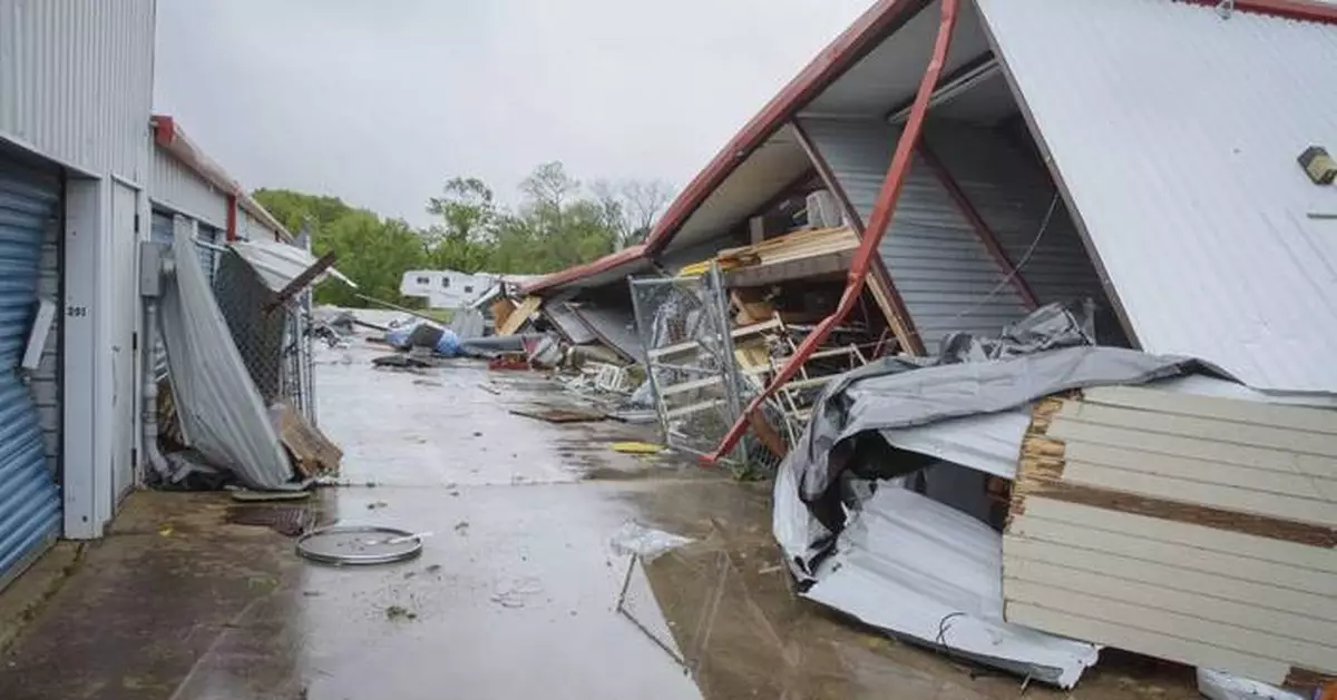 Tornado-producing storm deals deadly weather to Oklahoma and Texas