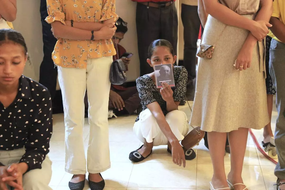 Devotees attend a Requiem Mass for Pope Francis at the Immaculate Conception Cathedral in Dili, East Timor, Tuesday, April 22, 2025. (AP Photo/Francisco Fatima da Costa Sony)