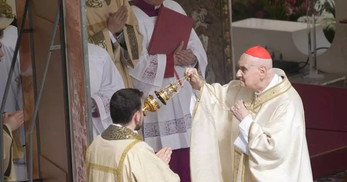 Pope Francis emerges from convalescence on Easter, delights crowd with popemobile tour