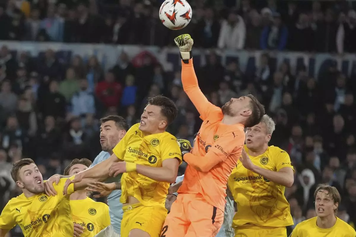 Glimt's goalkeeper Nikita Haikin punches the ball during the Europe League quarter final second leg match between Lazio and Bodo Glimt in Rome, Italy, Thursday, April 17, 2025. (AP Photo/Alessandra Tarantino)