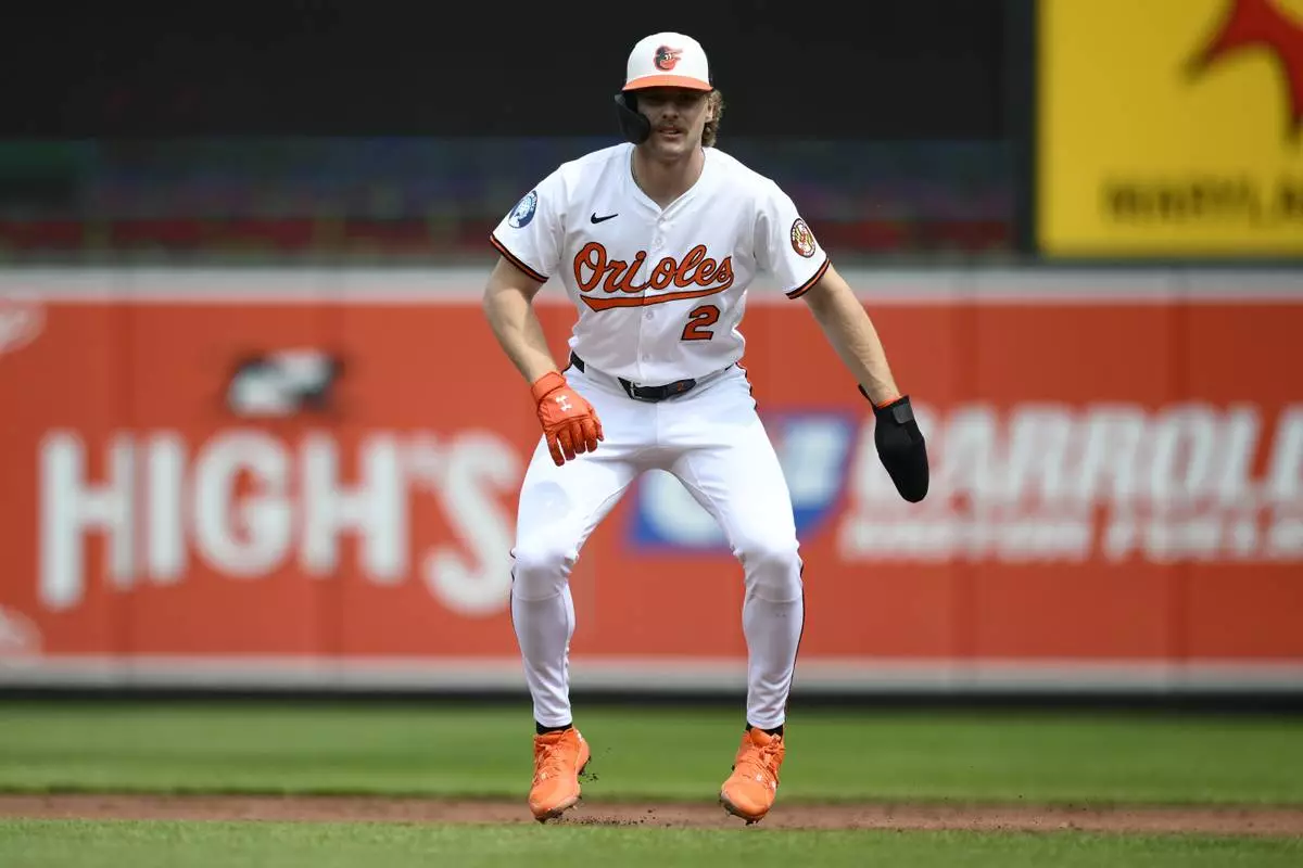 Baltimore Orioles' Gunnar Henderson takes a lead from first base during the first inning of a baseball game against the Cincinnati Reds, Sunday, April 20, 2025, in Baltimore. (AP Photo/Nick Wass)