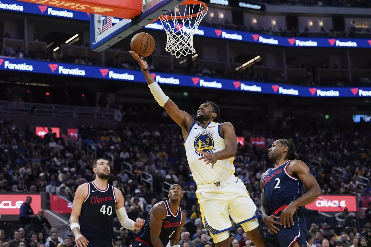 Golden State Warriors center Kevon Looney (5) shoots next to Los Angeles Clippers forward Kawhi Leonard (2) during the first half of an NBA basketball game Sunday, April 13, 2025, in San Francisco. (AP Photo/Godofredo A. Vásquez)