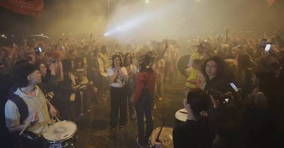 Fireworks as thousands greet Serbian students who cycled to France seeking EU support for protests