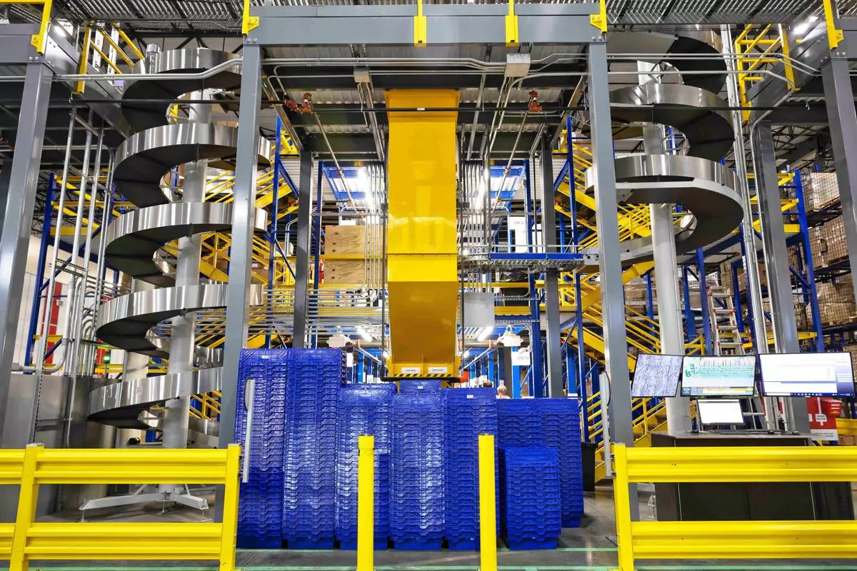 BJC HealthCare’s new, highly automated 416,000-square-foot consolidated services center for medical devices, pharmaceuticals, and everyday supplies, engineered and managed by Ryder, is one of only two in the U.S. to earn an elite certification from the Warehousing Education and Research Council (WERC).