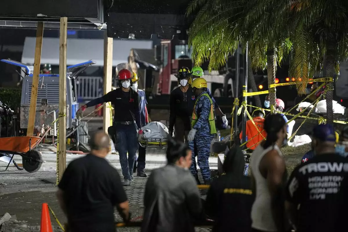 Rescue workers carry the recovered body of a victim in Santo Domingo, Dominican Republic, Thursday, April 10, 2025 who died when the roof collapsed two nights prior at the Jet Set nightclub during a merengue concert. (AP Photo/Matias Delacroix)