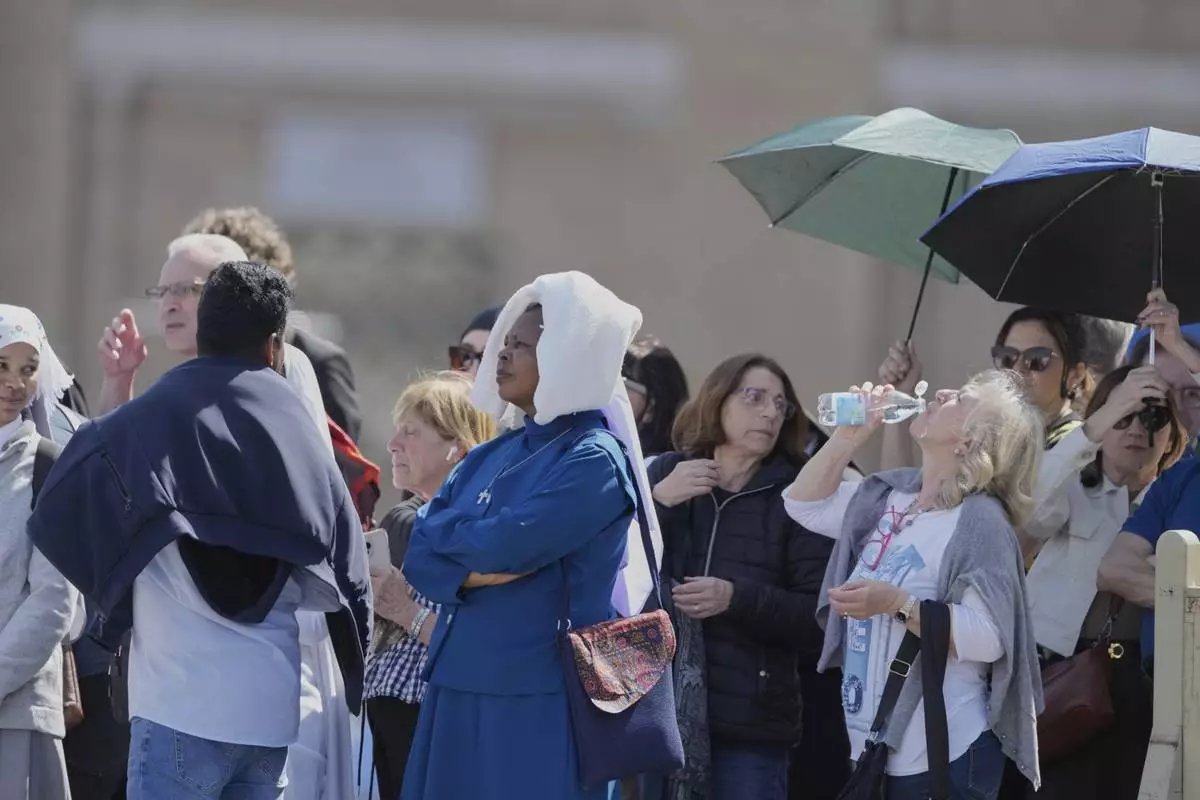 People line up to see the body of Pope Francis is in St. Peter's Basilica at the Vatican, Wednesday, April 23, 2025, where he will lie in state for three days. (AP Photo/Markus Schreiber)
