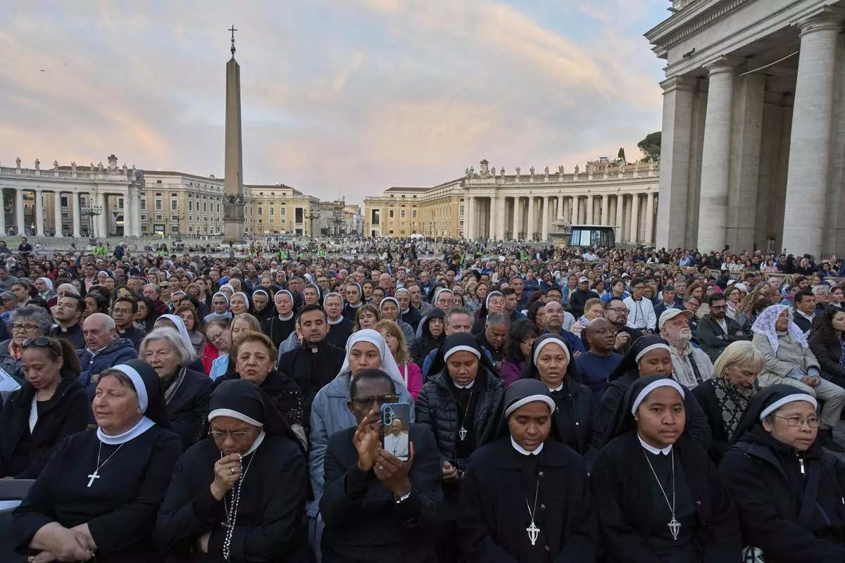 Faithful attend a rosary prayer for the late Pope Francis, in St. Peter's Square at the Vatican, Tuesday April 22, 2025. (AP Photo/Bernat Armangue)