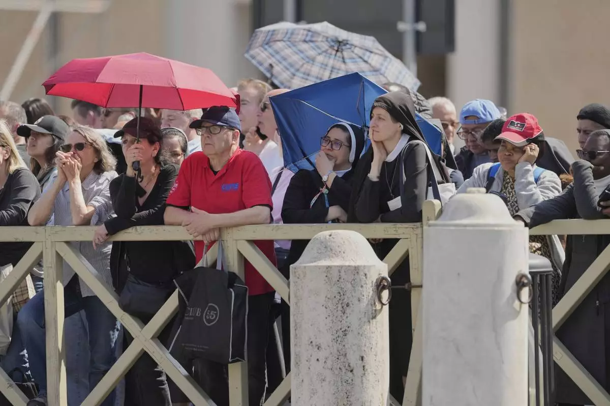 People line up to see the body of Pope Francis is in St. Peter's Basilica at the Vatican, Wednesday, April 23, 2025, where he will lie in state for three days. (AP Photo/Markus Schreiber)