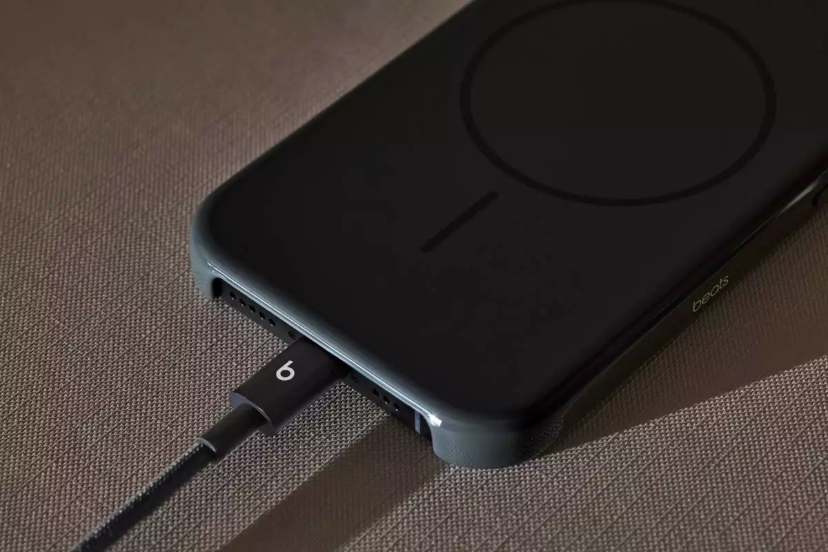 Beats cable in Bolt Black