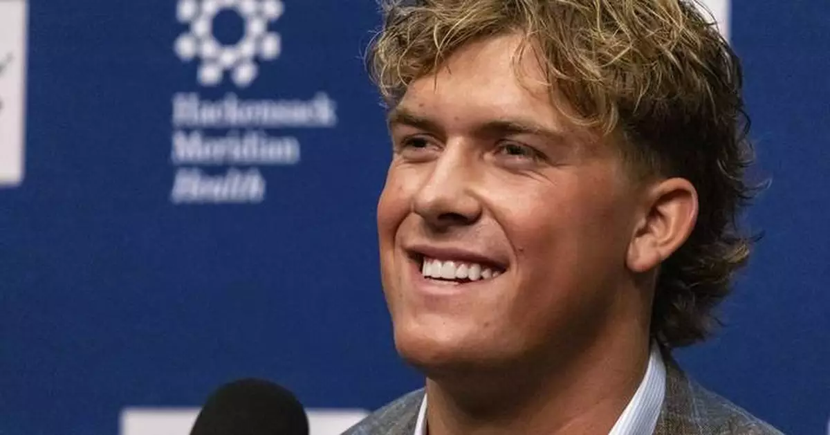 1 Mississippi, 2 Mississippi: First-round QB Jaxson Dart welcomed to Giants by Eli Manning