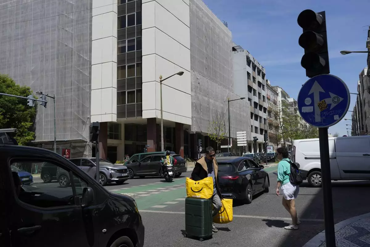 Traffic lights stopped working following a power outage in downtown Lisbon, Portugal, Monday, April 28, 2025. (AP Photo/Armando Franca)