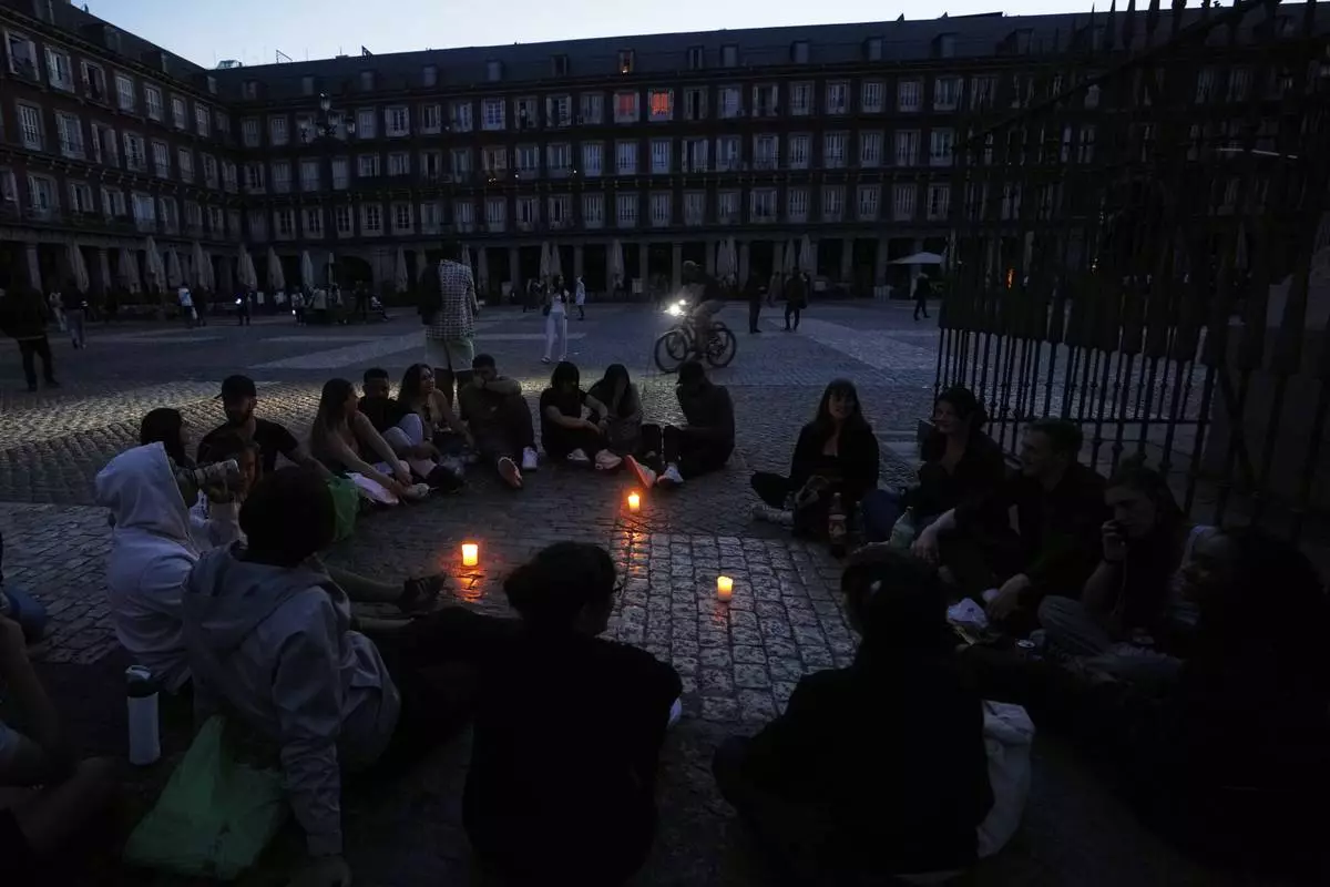 People gather in Plaza Mayor, downtown Madrid, during a major power outage, Monday, April 28, 2025. (AP Photo/Manu Fernandez)