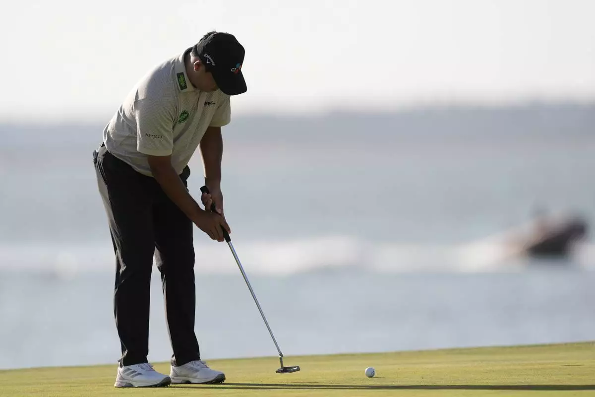 Si Woo Kim putts on the 18th green during the third round of the RBC Heritage golf tournament, Saturday, April 19, 2025, in Hilton Head Island, S.C. (AP Photo/Mike Stewart)