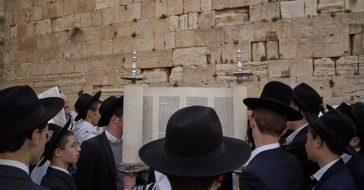 Tens of thousands of Jews gather for traditional blessing in Jerusalem