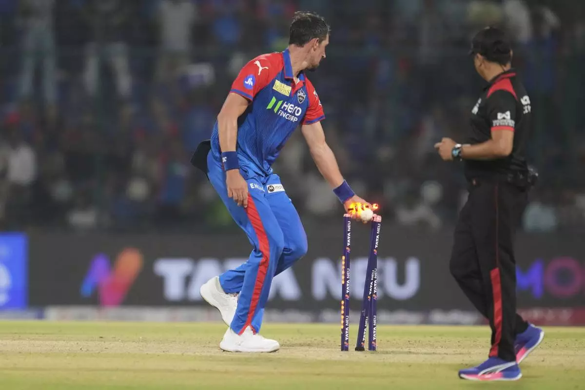 Delhi Capitals' Mitchell Starc breaks the stumps to run-out Rajasthan Royals' Riyan Parag during the super over of the Indian Premier League cricket match between Delhi Capitals and Rajasthan Royals at Arun Jaitley Stadium in New Delhi, India, Wednesday, April 16, 2025. (AP Photo/Manish Swarup)