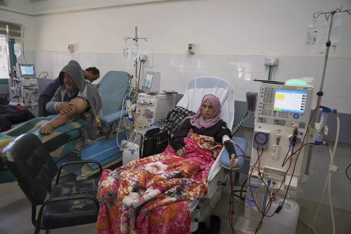 Fatima Radwan, 40, and Mohamed Attiya, 54, left, receive dialysis treatment at Shifa hospital in Gaza City, Monday, April 14, 2025.(AP Photo/(AP Photo/Jehad Alshrafi)