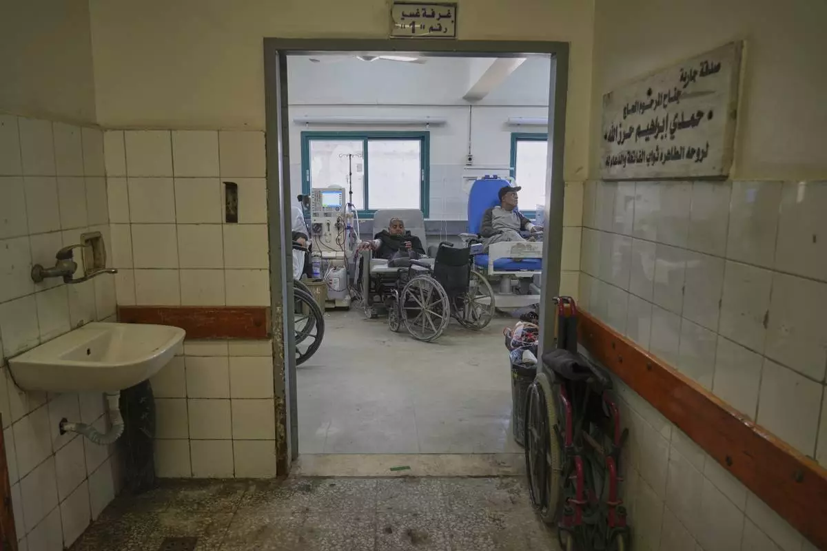 Mohamed Attiya, 54, receives dialysis treatment at Shifa hospital in Gaza City, Monday, April 14, 2025.(AP Photo/(AP Photo/Jehad Alshrafi)