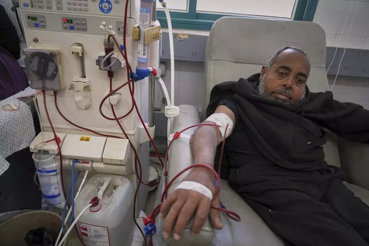 Mohamed Attiya, 54, receives dialysis treatment at Shifa hospital in Gaza City, Monday, April 14, 2025.(AP Photo/(AP Photo/Jehad Alshrafi)