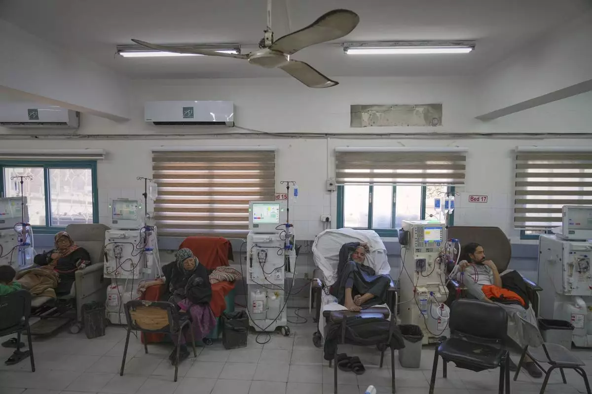 Patients receive dialysis treatment at Shifa hospital in Gaza City, Monday, April 14, 2025.(AP Photo/(AP Photo/Jehad Alshrafi)