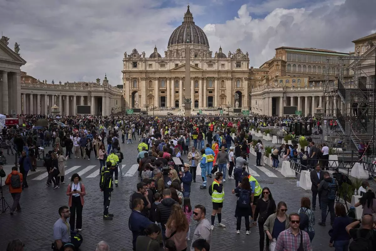People line up to enter St. Peter's Basilica to pay their respects to Pope Francis lying in state, at the Vatican, Thursday, April 24, 2025. (AP Photo/Emilio Morenatti)