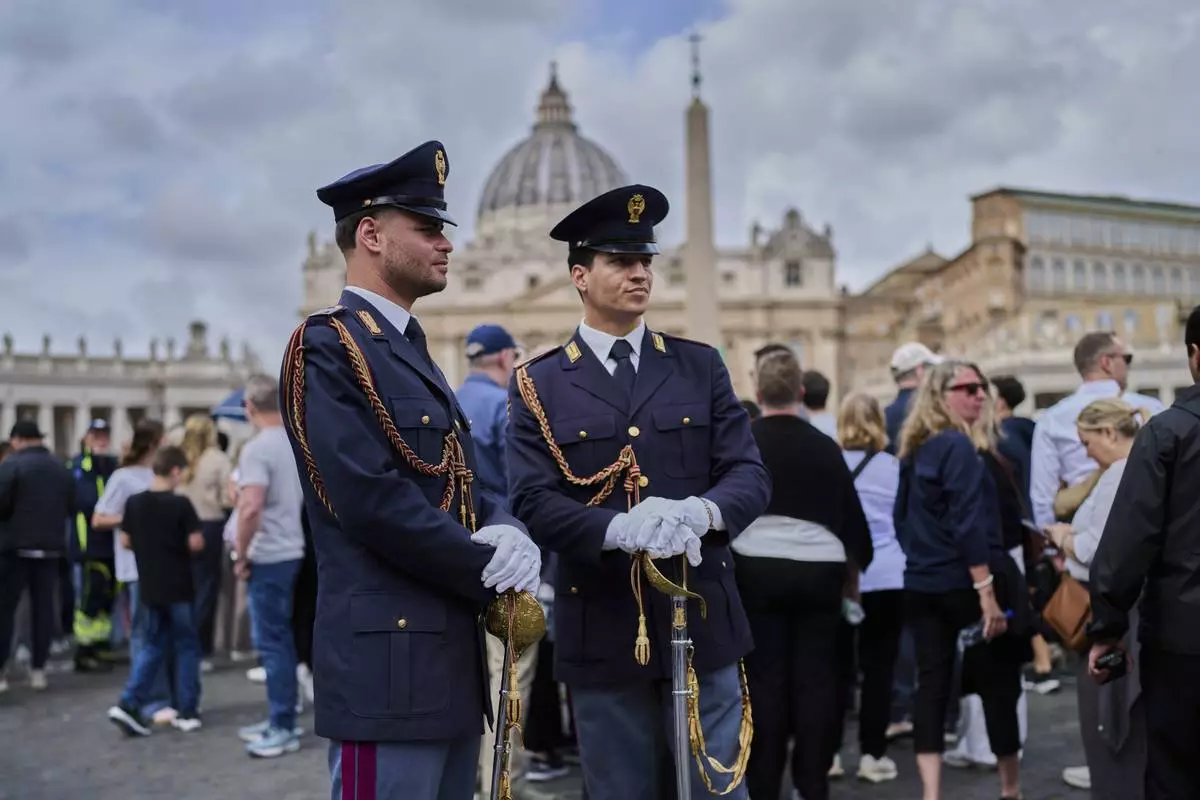Carabinieri paramilitary police patrol St. Peter's Square as people line up to enter St. Peter's Basilica where Pope Francis is lying in state, at the Vatican, Thursday, April 24, 2025. (AP Photo/Bernat Armangue)