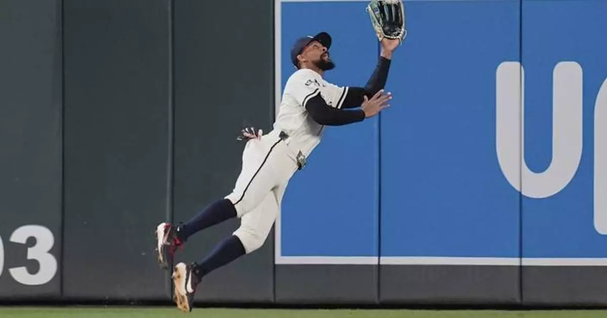 Byron Buxton's diving catch in the 9th inning seals the Twins' 4-2 win over the struggling White Sox