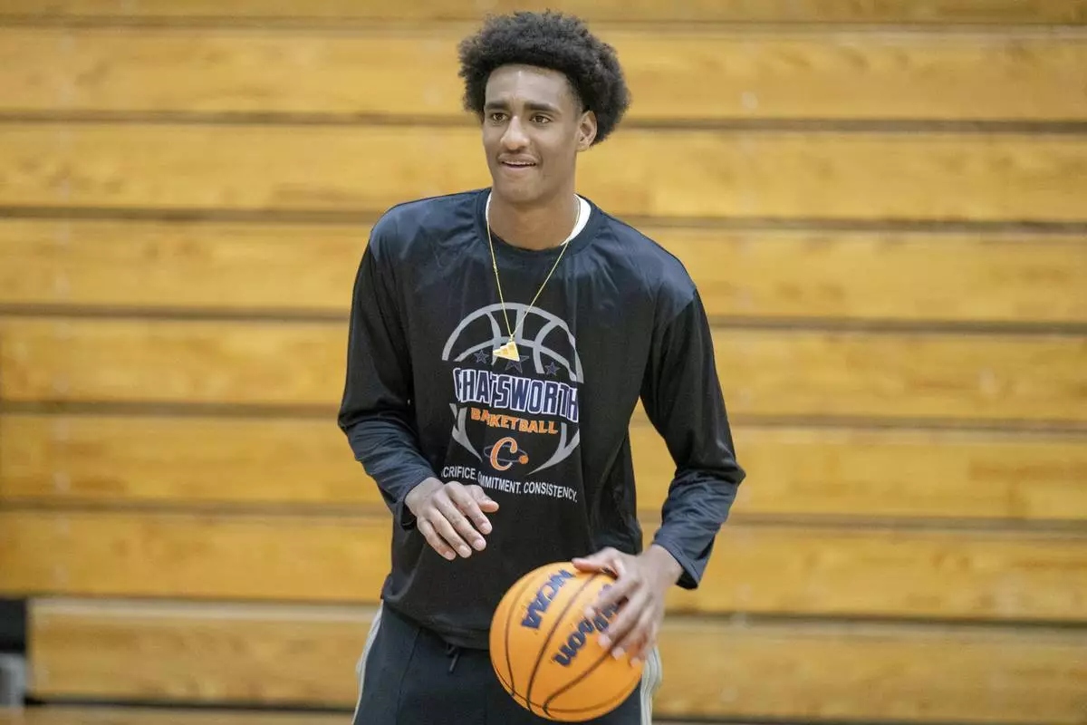 Chatsworth High School basketball player Alijah Arenas practices, Wednesday, April 9, 2025, in Los Angeles. (Hans Gutknecht/The Orange County Register via AP)