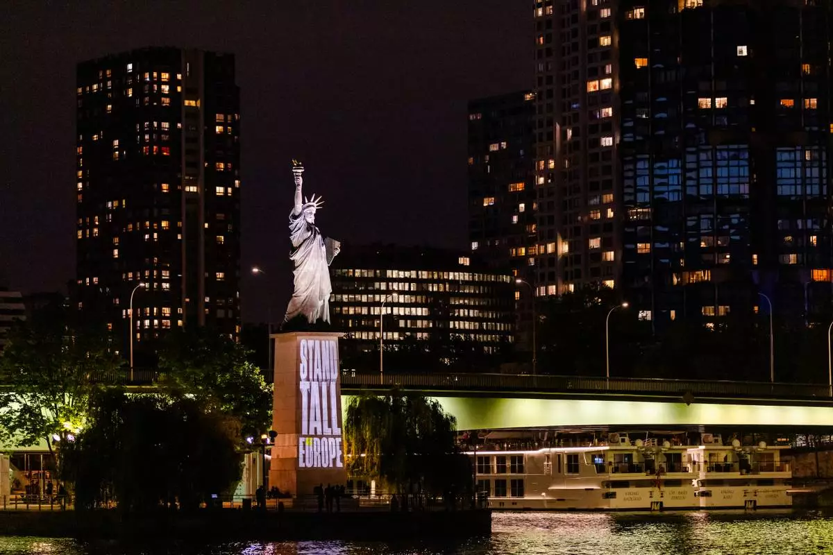 Statue of Liberty at Pont de Grenelle last night in Paris – Iluminated with the message ”Stand Tall Europe”.