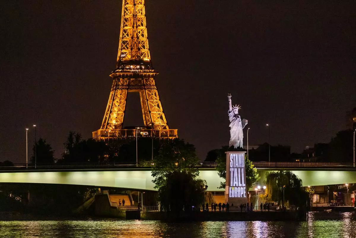 Statue of Liberty at Pont de Grenelle last night in Paris – Iluminated with the message ”Stand Tall Europe”.