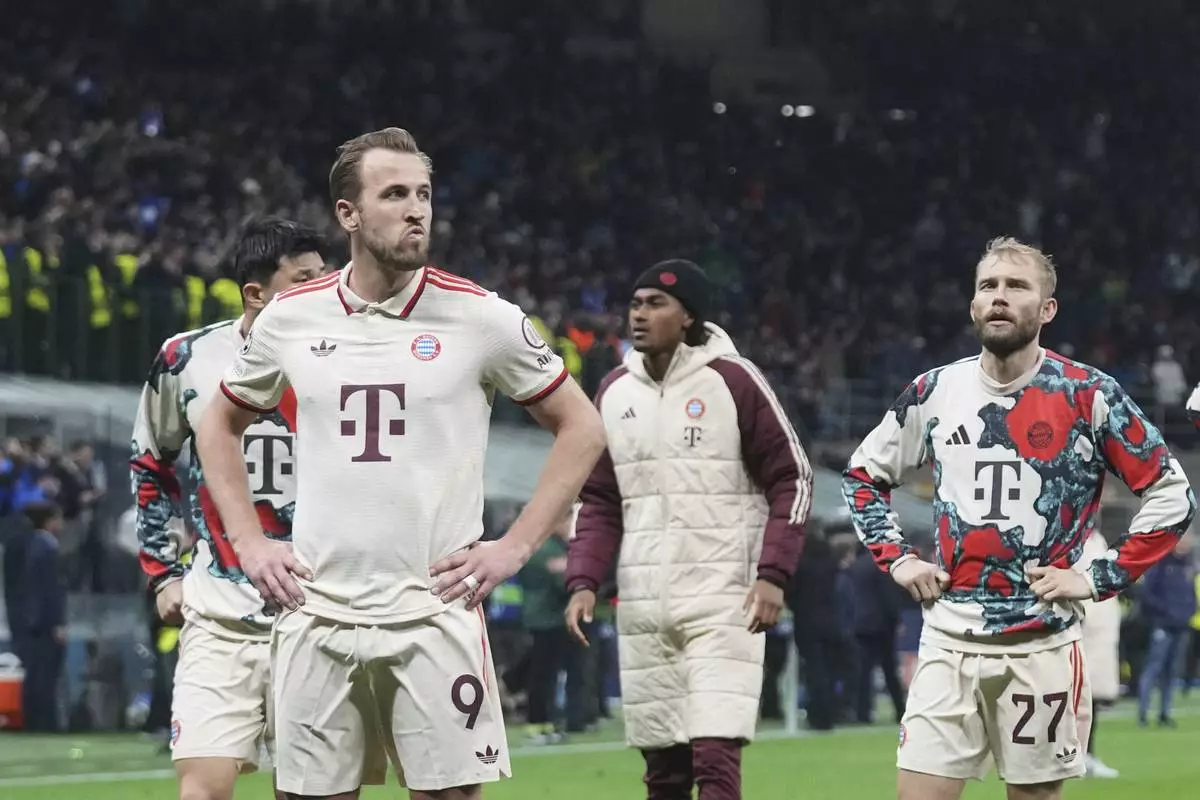 Bayern's Harry Kane, left, reacts at the end of the Champions League quarterfinal second leg soccer match between Inter Milan and Bayern Munich at the San Siro stadium in Milan, Italy, Wednesday, April 16, 2025. (AP Photo/Antonio Calanni)