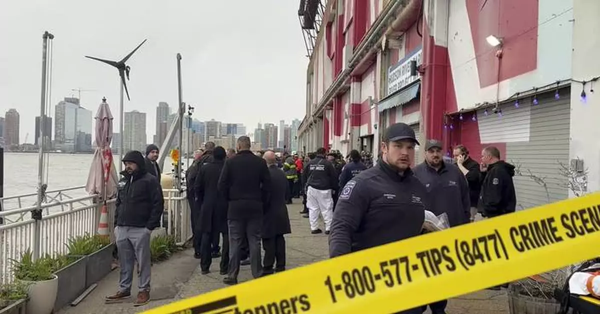 NYC sightseeing helicopter plunges into river, killing 6 including Spanish family and pilot