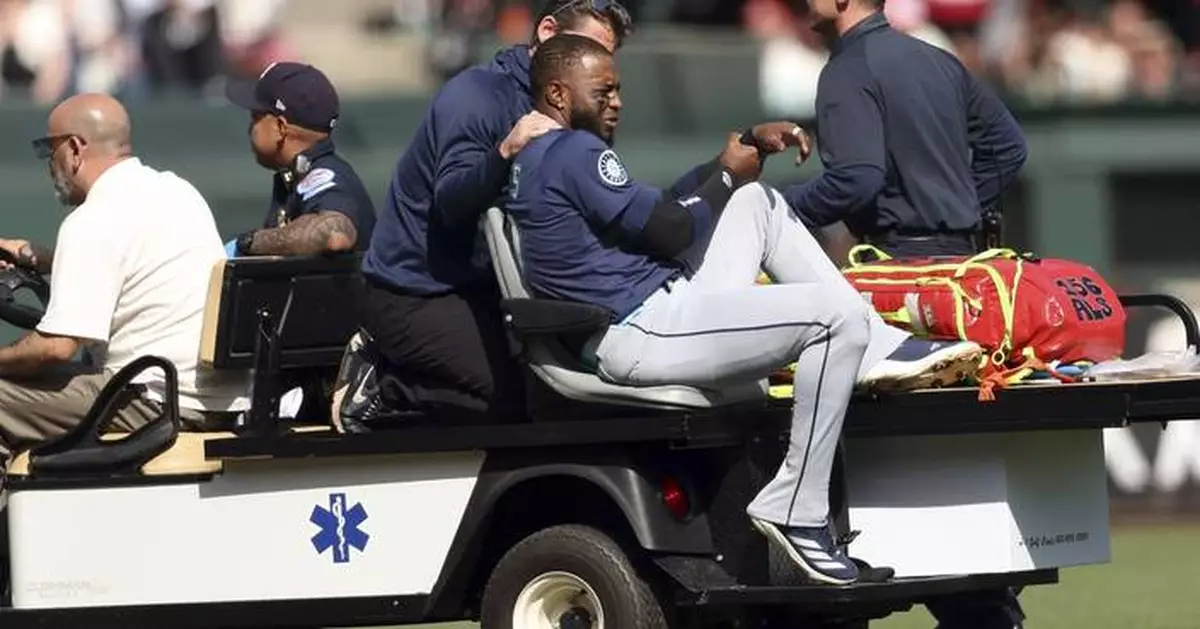 Mariners' Robles carted off field with shoulder injury after making dazzling catch against Giants