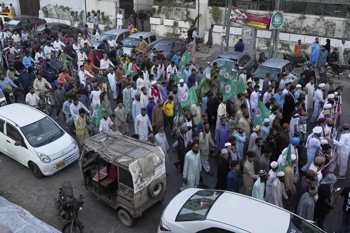 Supporters of the Pakistani religious group "Sunni Tehreek" take part in a rally against Israeli airstrikes and to show solidarity with Palestinian people living in Gaza, in Karachi, Pakistan Friday, April 11, 2025. (AP Photo/Fareed Khan)