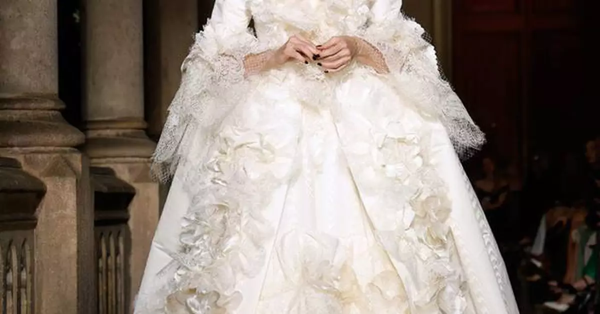 Vivienne Westwood dazzles at Barcelona Bridal Night with an epic show