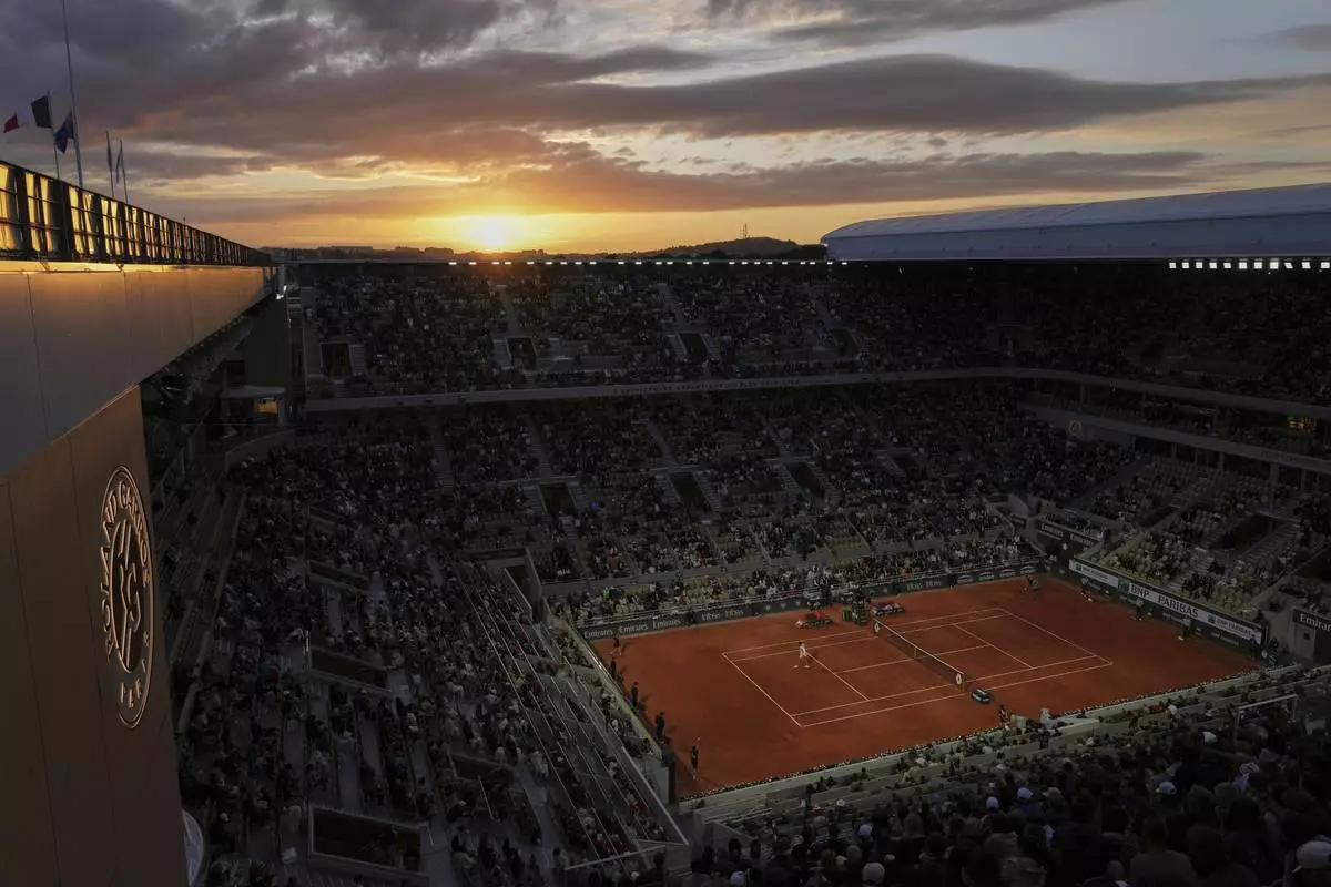United States' Ben Shelton and Lorenzo Sonego of Italy play their first round match of the French Tennis Open, at the Roland-Garros stadium, in Paris, Sunday, May 25, 2025. (AP Photo/Thibault Camus)