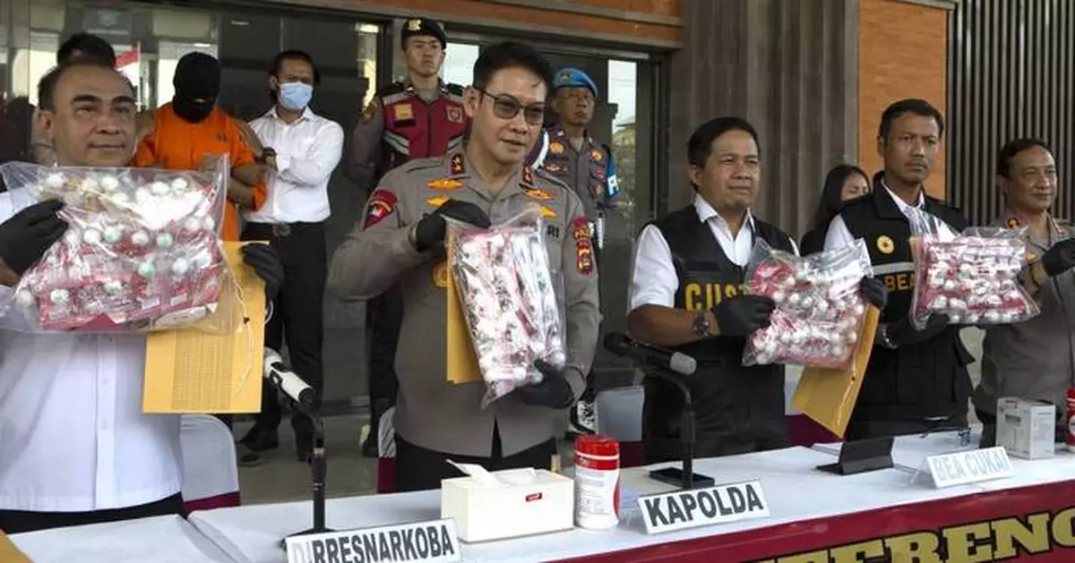 Indonesian police arrest an Australian man for allegedly smuggling cocaine to Bali