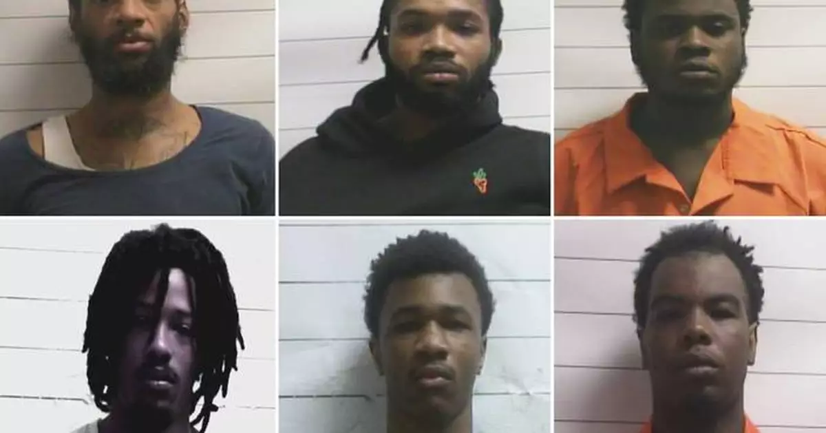 10 escape from New Orleans jail through hole in cell wall while lone guard left to get food
